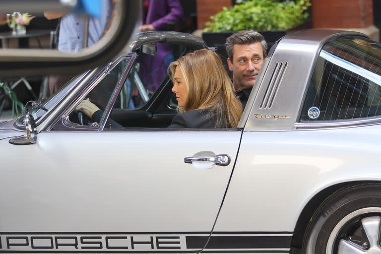 Jennifer Aniston y Jon Hamm filman escenas para The Morning Show en Nueva York y a bordo de un Porsche clásico