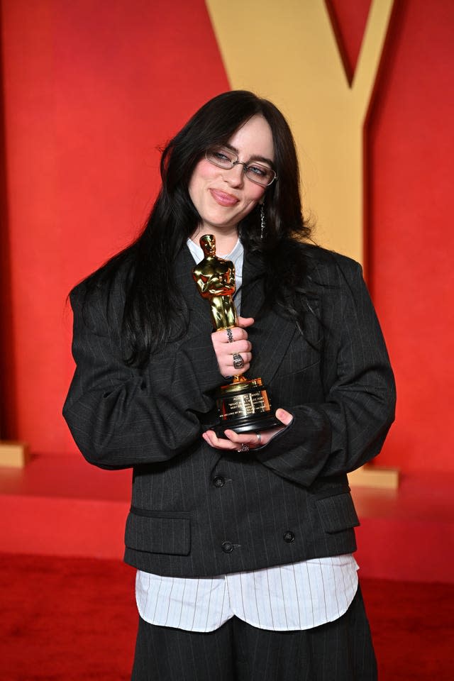 Billie Eilish holding an Acadamy Award statuette