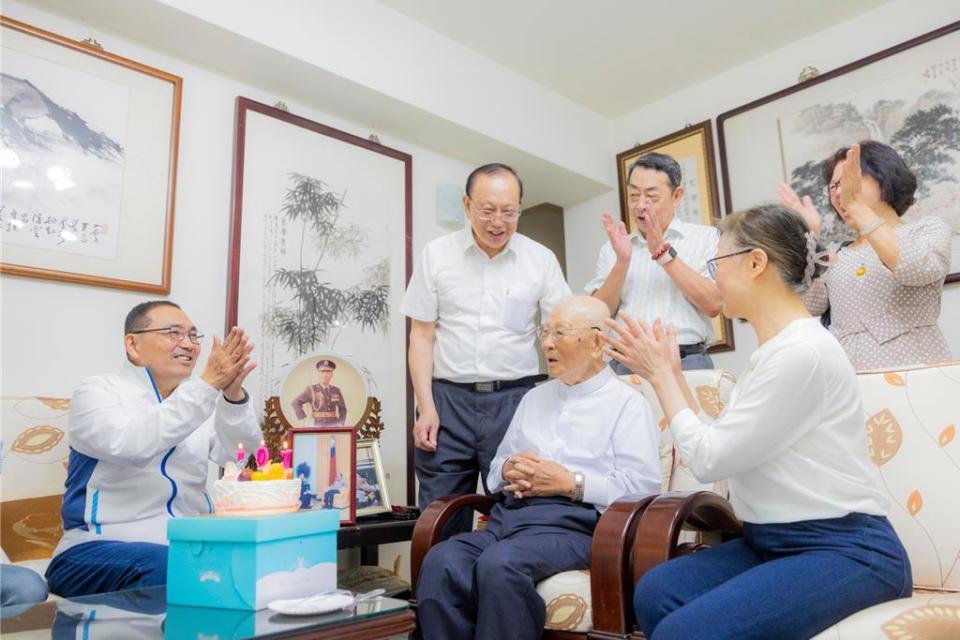 退役上將許歷農107歲生日，新北市長侯友宜前往許家賀壽獻祝福。（摘自侯友宜臉書）