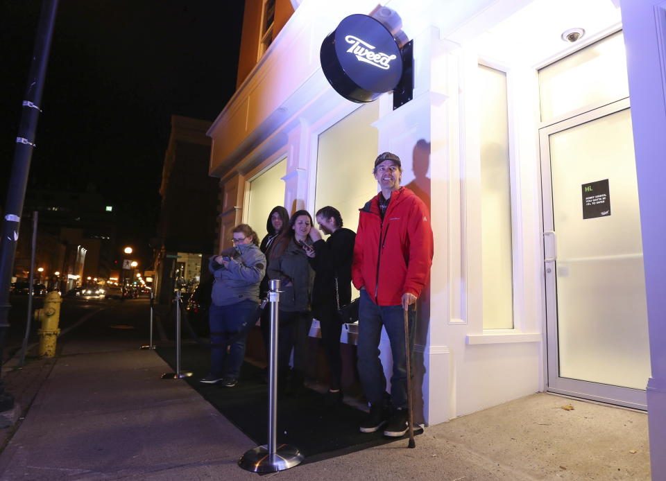 Ian Power es el primero en la fila en la tienda Tweed en la calle Water, en San Juan de Terranova, el martes 16 de octubre de 2018. (Paul Daly/The Canadian Press vía AP)