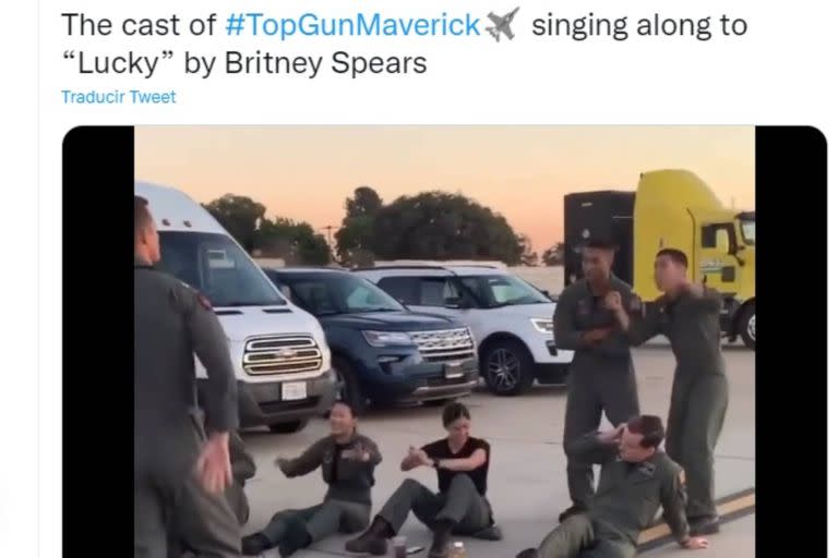 La imagen del elenco mientras se divertía y entonaba una canción de Britney Spears. Fuente: captura Twitter @FilmUpdates.