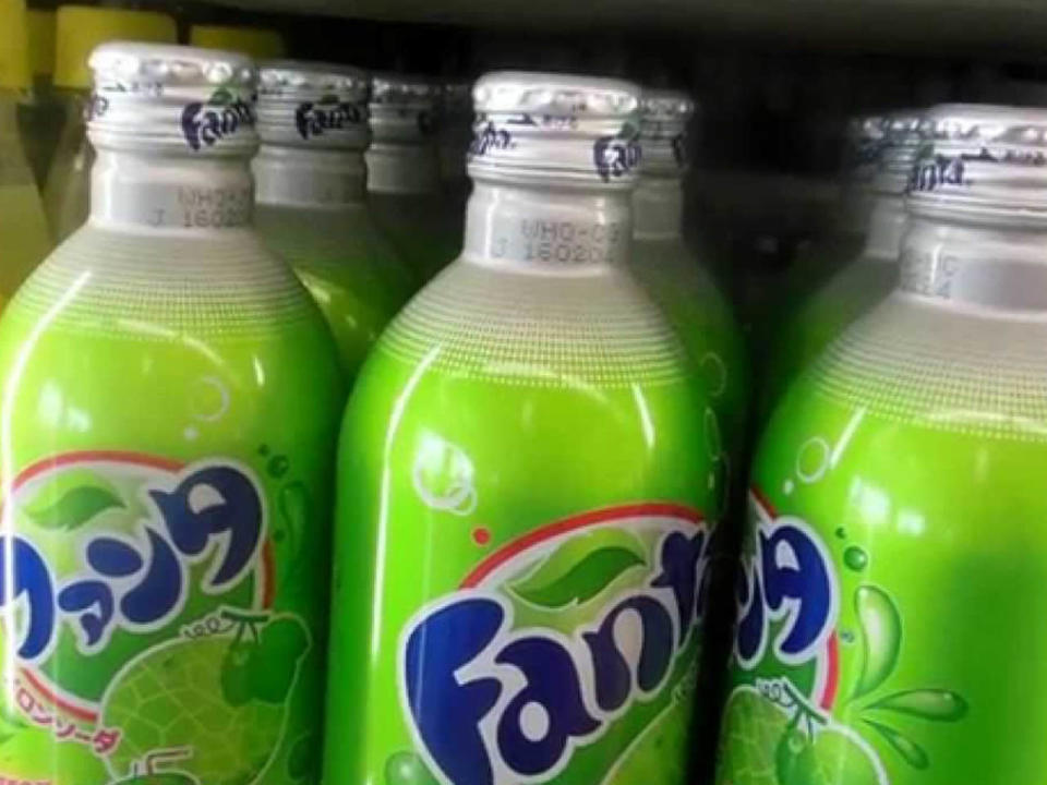 Fanta Melone wurde extra für den japanischen Markt produziert und ist dort sehr beliebt. Wer diesen Softdrink einmal probieren möchte, muss aber nicht nach Fernost reisen. Im Internet kann man das Produkt ebenfalls bestellen. (Bild-Copyright: TheJapanChannelDcom/YouTube)