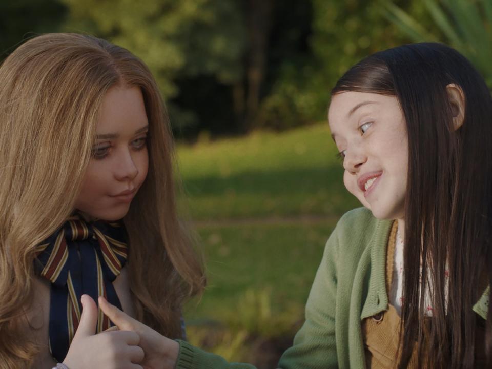 New besties M3GAN (M3GAN) and Cady (Violet McGraw) in ‘M3GAN’ (Universal)