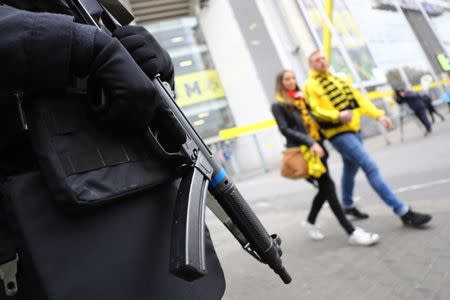 Foto del miércoles de un oficial de policía fuera del estadio del Borussia Dortmund. 12/4/17 El juvenil Kylian Mbappe marcó dos goles el miércoles para darle al Mónaco una victoria 3-2 como visitante sobre Borussia Dortmund por los cuartos de final de la Liga de Campeones, un partido pospuesto en la jornada previa por un ataque con explosivos contra el bus del equipo alemán. Reuters / Kai Pfaffenbach