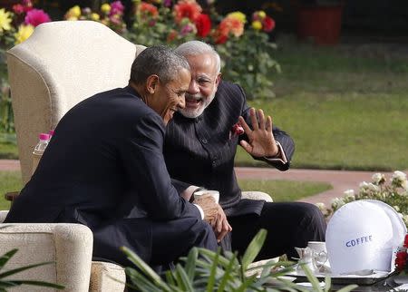 U.S. President Barack Obama and India's Prime Minister Narendra Modi (R) talk as they have coffee and tea together in the gardens of Hyderabad House in New Delhi January 25, 2015. REUTERS/Jim Bourg