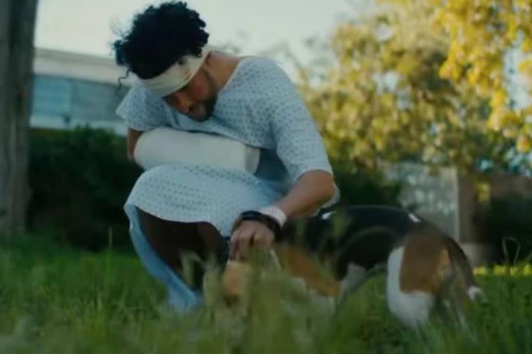 En el video aparece la mascota del cantante (Captura video)