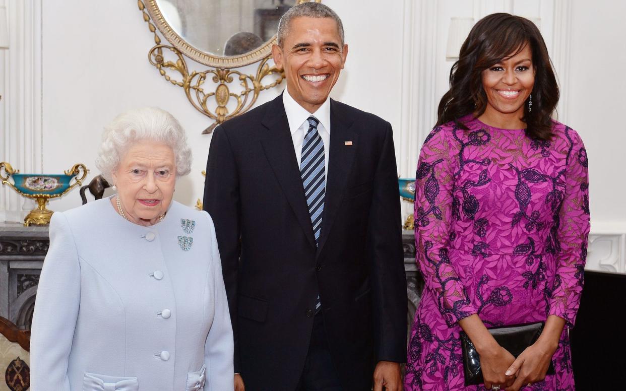 Der frühere US-Präsident Barack Obama erinnert in einem Tweet an eines der ersten Treffen von ihm, seiner Frau Michelle Obama (rechts) und der verstorbenen Queen Elizabeth II. (Bild: 2016 John Stillwell - WPA Pool/Getty Image)