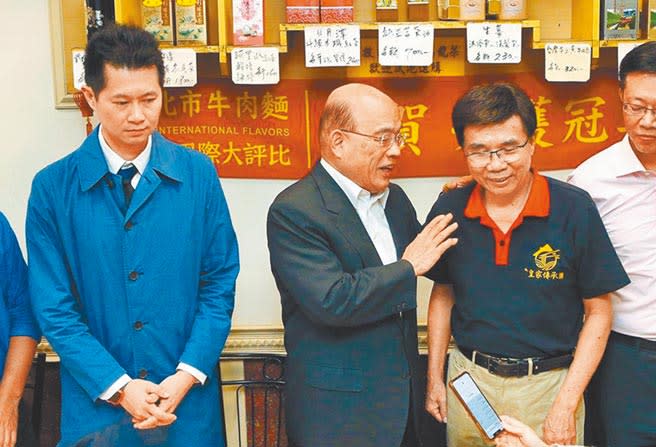 行政院發言人丁怡銘（左1）引發「牛肉麵之亂」。（趙雙傑攝）