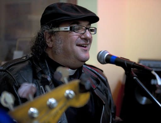 "Somos los teloneros del Papa", se presenta el padre César, amigo del Sumo Pontífice y autor del himno a Francisco, un rock and roll que el cura argentino canta con su banda metalera 'Pecadores' y será lanzado por una discográfica internacional. (AFP | alejandro pagni)