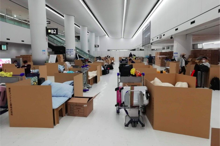 <p>Narita Airport’s makeshift ‘cardboard hotel’ for travelers (Photo courtesy of AP)</p>
