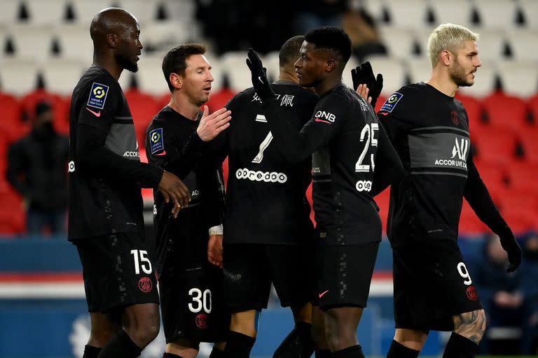 Danilo Pereira es felicitado por Lionel Messi y Mauro Icardi, luego de convertir un gol durante el partido que disputan el Paris Saint-Germain y el Reims.