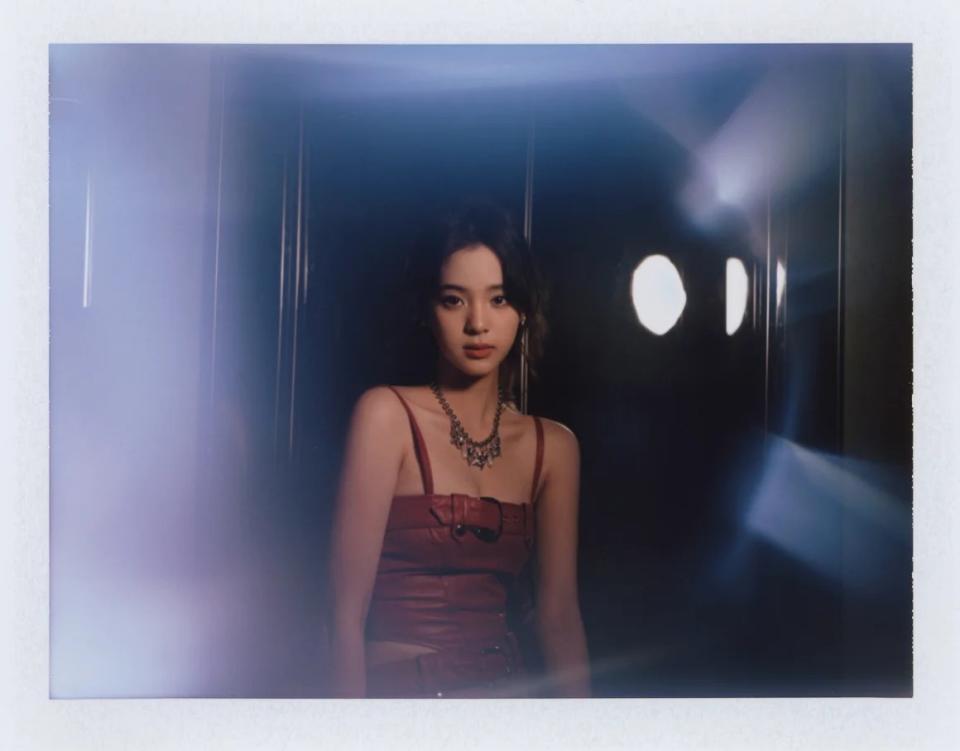 Una Polaroid de la violonchelista y actriz Ouyang Nana. (Crédito: Shengsheng)