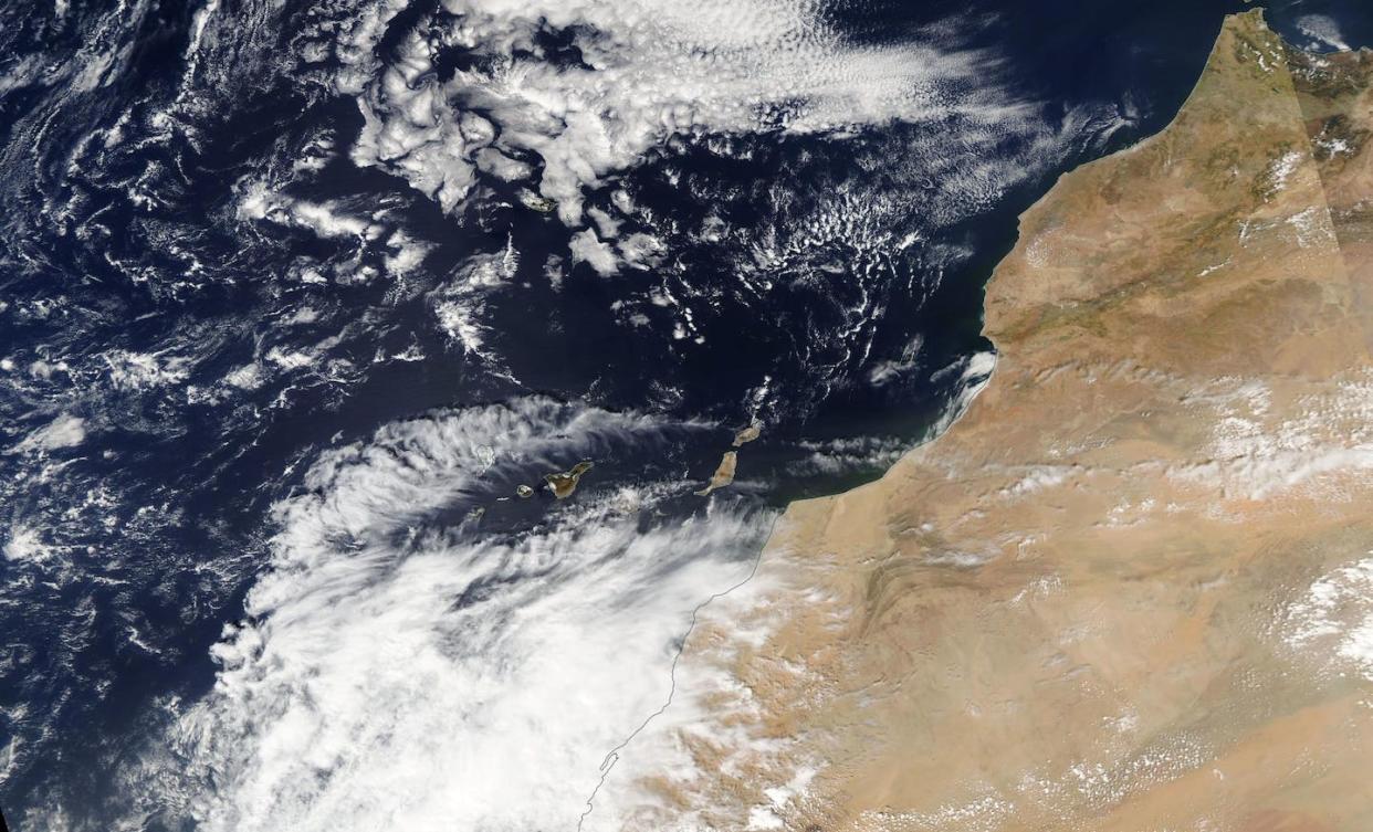 Imagen de la tormenta tropical Hermine acercándose a Canarias el 23 de septiembre de 2022. <a href="https://worldview.earthdata.nasa.gov/?v=-72.56964580808001,-5.966122626474306,33.31270713309648,52.63681854999629&t=2022-09-25-T04%3A56%3A02Z" rel="nofollow noopener" target="_blank" data-ylk="slk:NASA;elm:context_link;itc:0;sec:content-canvas" class="link ">NASA</a>