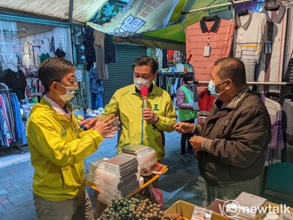 立委王定宇陪同南市議員第八選區參選人林建南，前往民權路東菜市逐一向攤商和市民請託拜票。   圖：黃博郎／攝