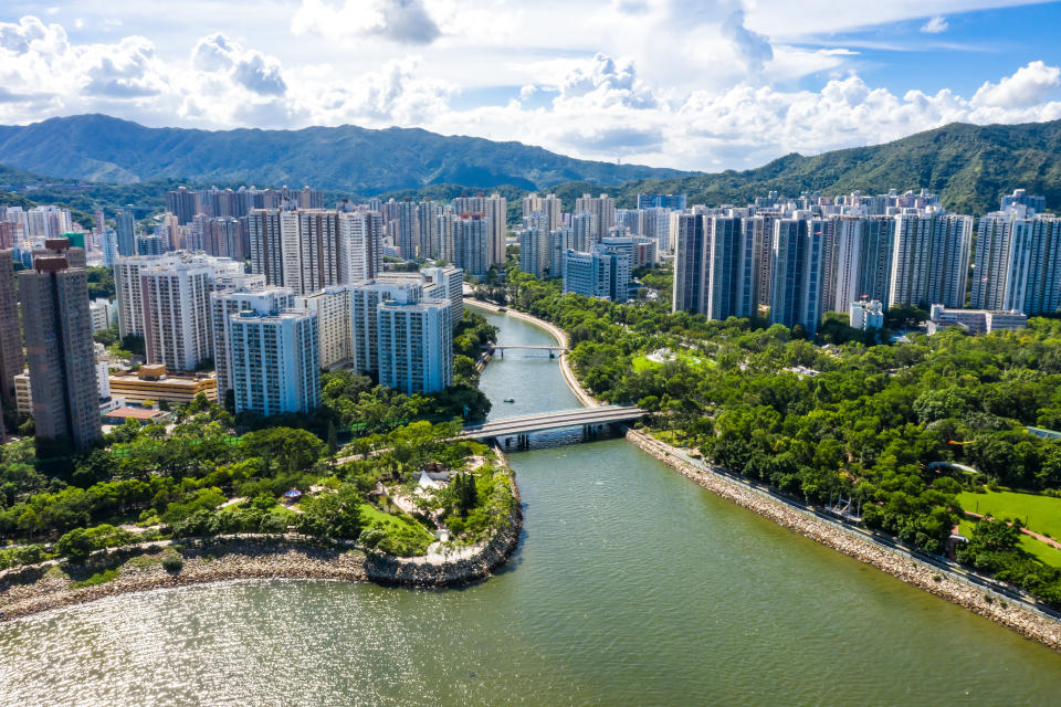 大埔區前臨吐露港，背靠八仙嶺山脈，林村河及大埔河貫穿其中，海景、山景、河景盡收眼底。