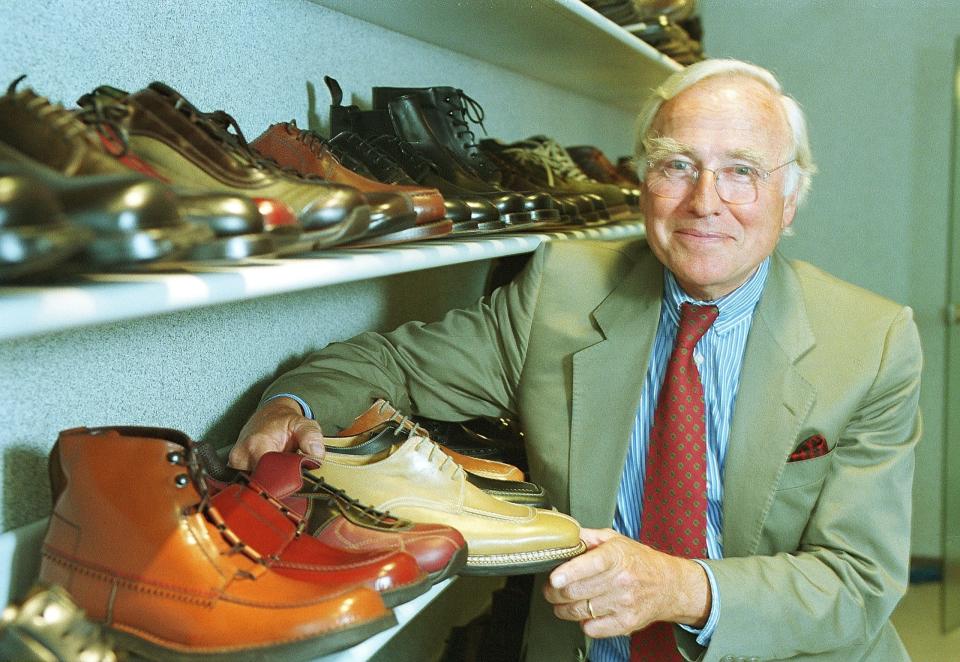 Ludwig Görtz in einem Schuhgeschäft.  - Copyright: Neuhauser/ullstein bild via Getty Images