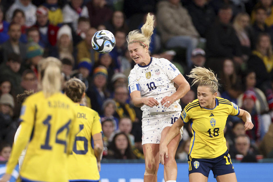 La estadounidense Lindsey Horan golpea de cabeza en el partido de octavos de final entre Estados Unidos y Suecia en octavos de final del Mundial femenino de fútbol en Melbourne, Australia, el 6 de agosto de 2023. (AP Foto/Hamish Blair)
