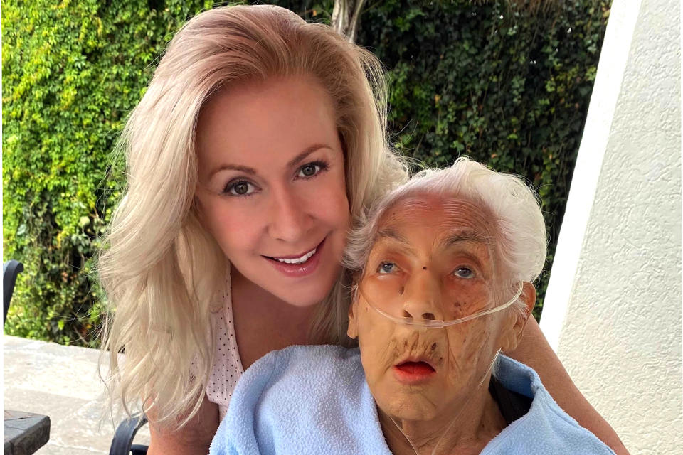 Laura Zapata con abuelita Eva Mange / Agencia México