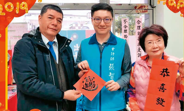 張慶忠（左）及妻子新北市議員陳錦錠（右），今年推派次子張智倫（中）參選立委。   圖：翻攝張慶忠陳錦錠臉書