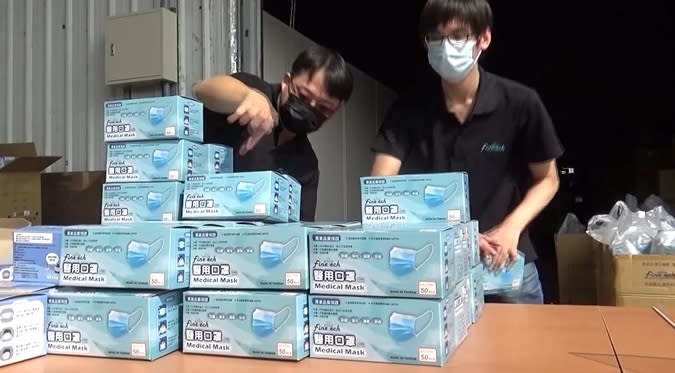 口罩公司義賣10萬片醫用口罩，工作人員搬出一箱箱口罩，將一盒又一盒口罩開箱上架。（圖／東森新聞）