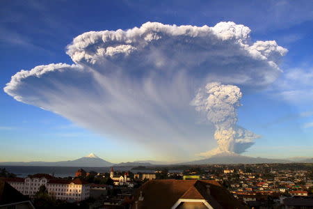 Smoke and ash rise from the Calbuco volcano, seen from Puerto Varas city, south of Santiago, April 22, 2015. REUTERS/Carlos Gutierrez