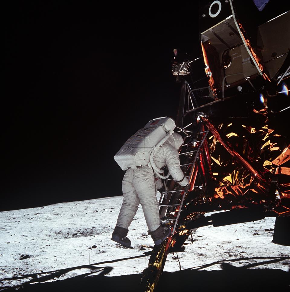 El 20 de julio de 1969 el hombre llegaba por fin a la luna. Neil Amstrong fue el encargado de dar ese “gran salto para la humanidad”. En la misión del Apolo 11 lo acompañaban Buzz Aldrin y Michael Collins. (Foto: <a href="http://images.nasa.gov/details-as11-40-5868" rel="nofollow noopener" target="_blank" data-ylk="slk:NASA" class="link ">NASA</a>).