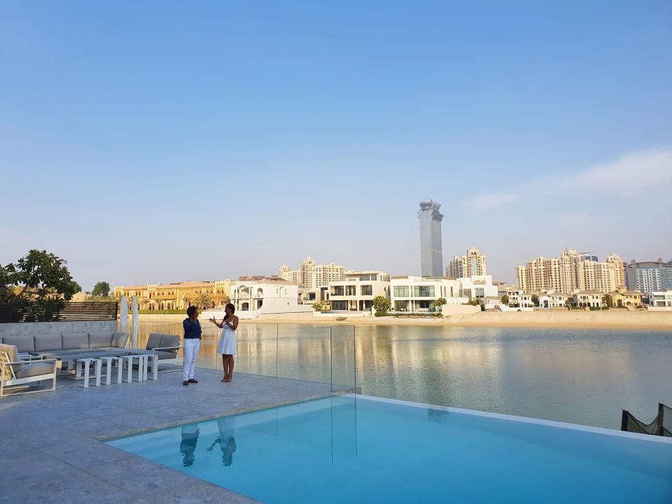 Die Immobilienmaklerin Asita Krause zeigt Golineh Atai eine Villa auf der künstlichen Inselgruppe "The Palm" in Dubai. (Bild: ZDF / Nadja Kölling)