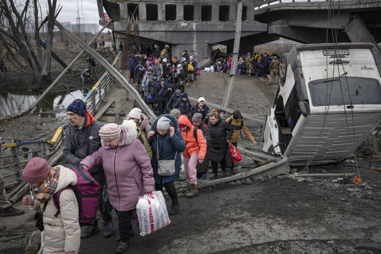Refugiados de la guerra huyen de Irpin en Ucrania el 5 de marzo del 2022. (AP foto/Vadim Ghirda)
