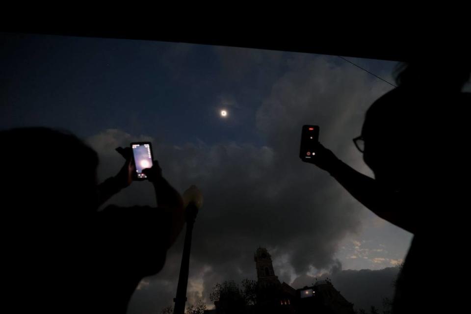 Eclipse viewers attempt to photograph the totality with their phones in Hillsboro on Monday, April 8, 2024. Chris Torres/ctorres@star-telegram.com