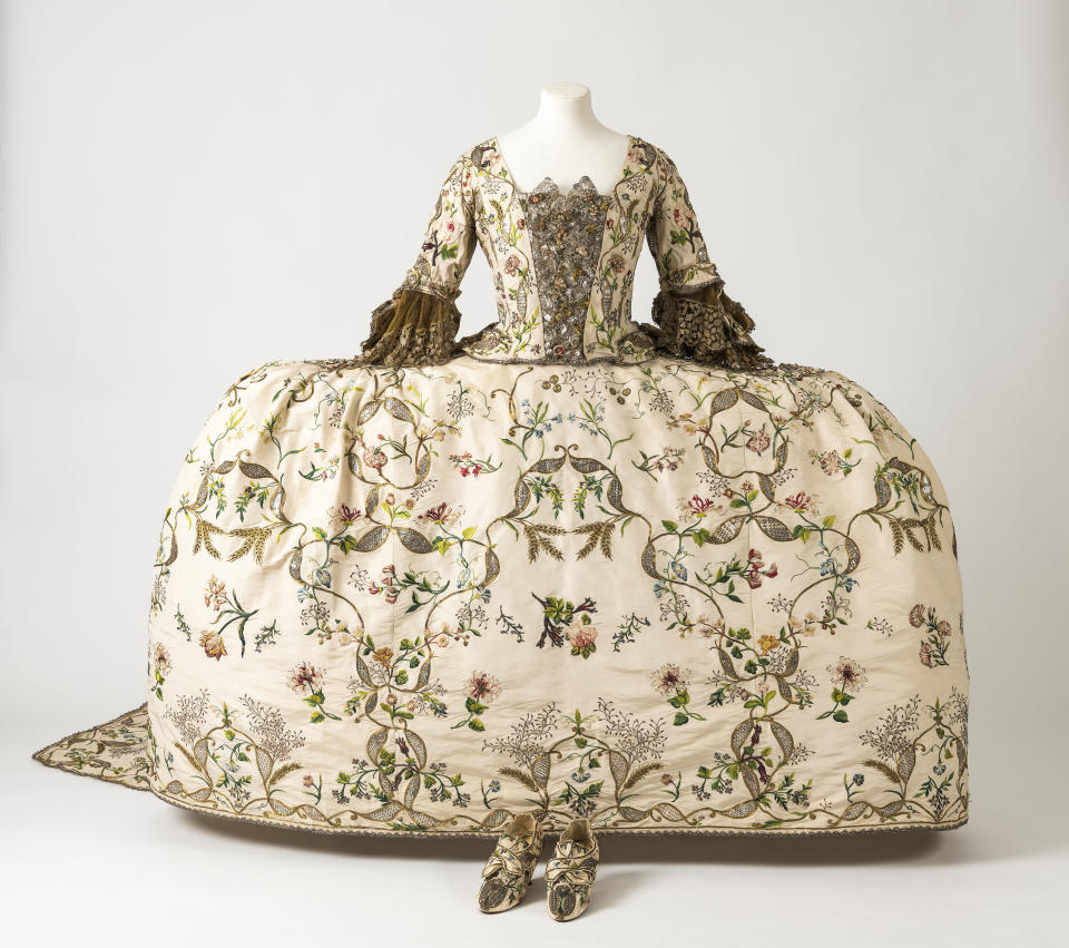 Britisch, Hofkleid – Kleid, Petticoat, Stomacher und Schuhe – um 1740–60.  Modemuseum Bad