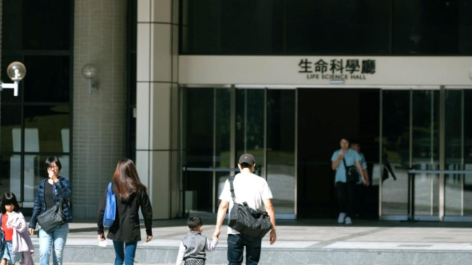 台中科博館驚傳有色狼偷拍少女裙底，圖非新聞當事人。取自科博館臉書