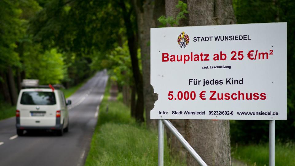 Baukindergeld als kommunale Initiative: Mit günstigen Bauplätzen und einem Zuschuss von 5000 Euro pro Kind wirbt die Stadt Wunsiedel in Oberfranken. Foto: David Ebener