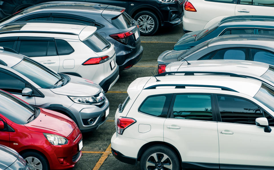 日本的偷車賊在偷完車之後，常常會把車子停在收費停車場，引發許多網友好奇。（示意圖。圖片來源：Getty Creative）
