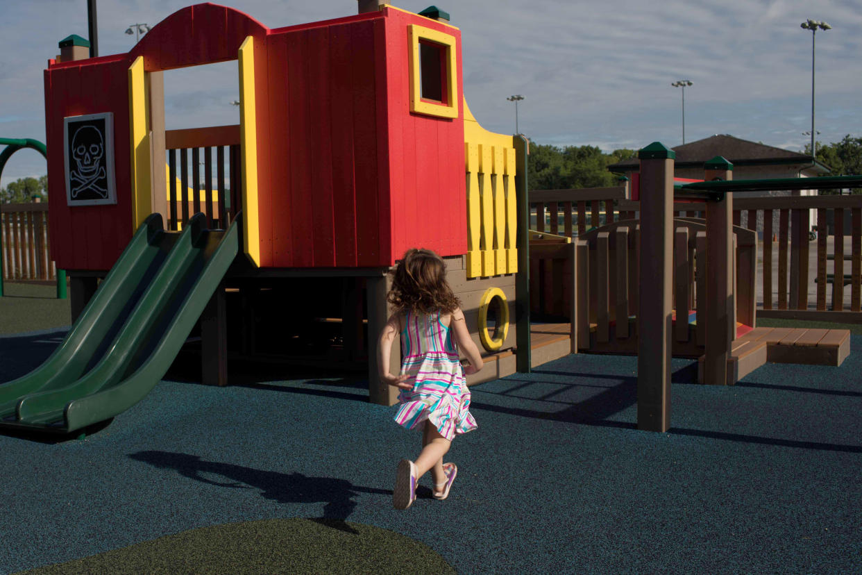 Nola Higgs, de 3 años, que fue dejada en un refugio seguro a las pocas horas de nacer, en un parque infantil en Paoli, Indiana, el 9 de julio de 2022. (Kaiti Sullivan/The New York Times).