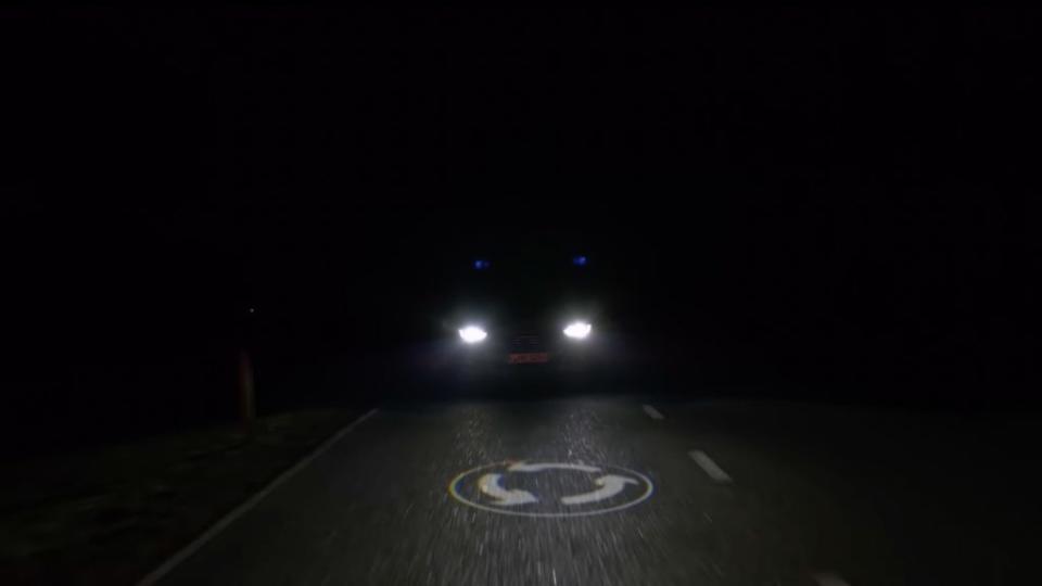 這套新頭燈技術能夠結合導航圖資，提前投影下個路段形式給駕駛知道。(圖片來源/ Ford)