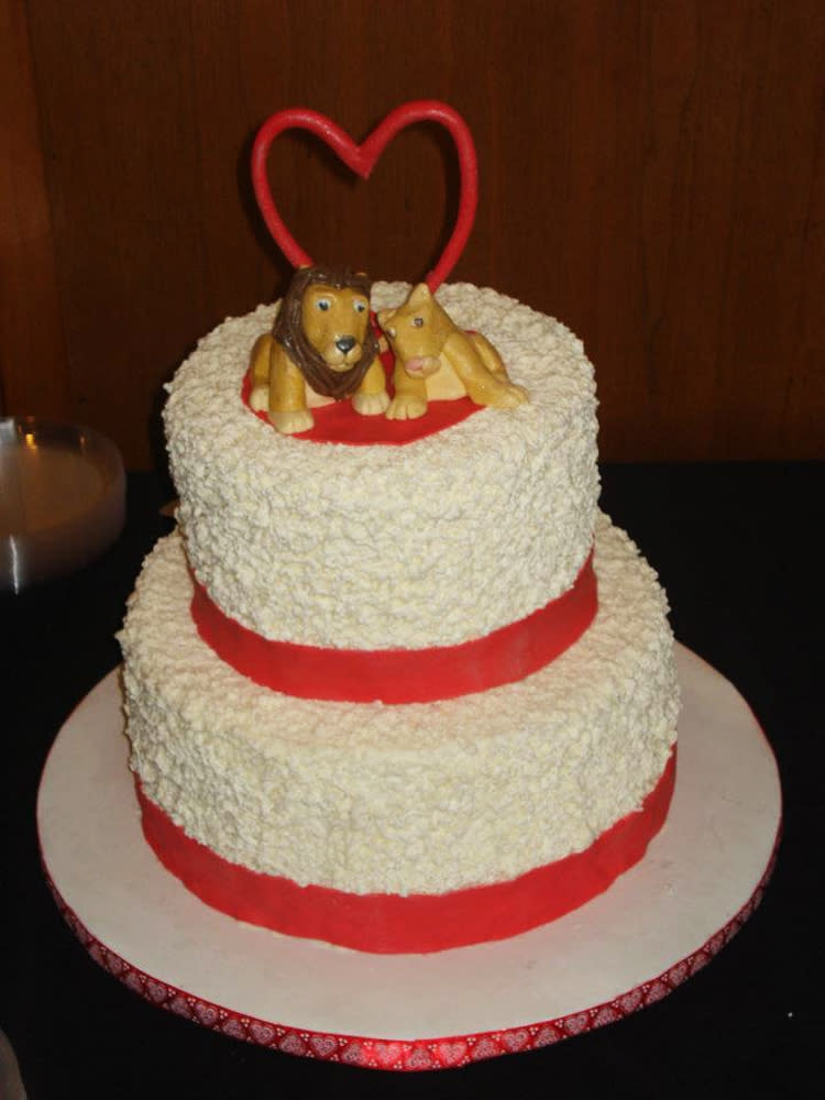 This Feb. 11, 2012 photo provided by Albright College shows a wedding cake created by Karen Shuker for the reception and vow renewal at the first Alumni Couples event on the campus in Reading, Penn. The two lions on top of the cake represent the Albright College's mascot. (AP Photo/Albright College)