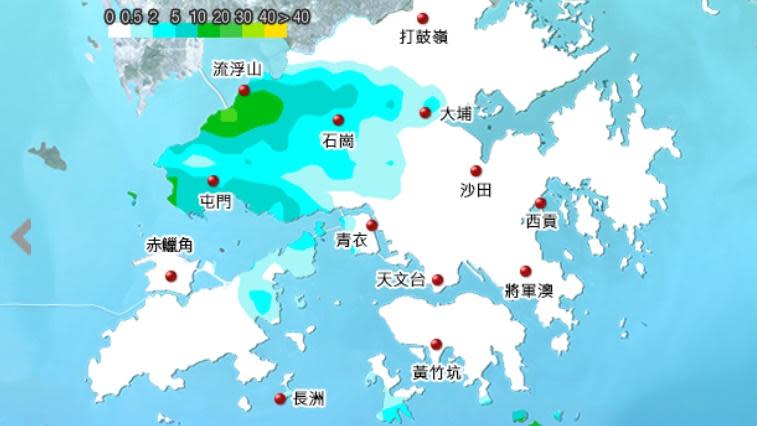 本港地區今日天氣預測大致多雲，間中有驟雨，初時局部地區有雷暴，稍後雨勢逐漸減弱。(香港天文台)