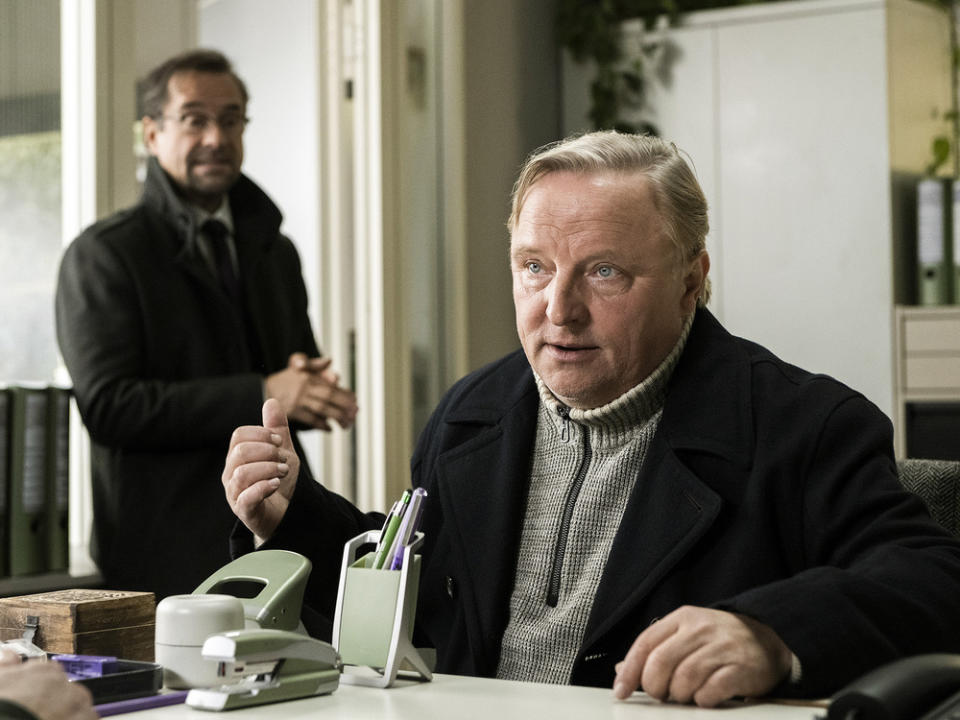 "Tatort: Wo ist Mike?": Felix Voss (Fabian Hinrichs) und Michael Schatz (Matthias Eggersdörfer) untersuchen den Bauernschrank im Labor nach Fingerabdrücken (Bild: BR/Claussen+Putz Filmproduktion GmbH/Hendrik Heiden)