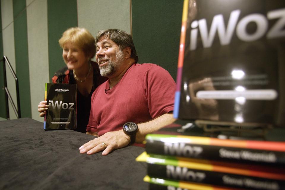 <p>Steve Wozniak firma su libro y posa con sus seguidores después de hablar ante la Cámara de Comercio de San Francisco el 25 de septiembre de 2006 en el Hotel Marriott de San Francisco, California. Wozniak se encontraba promocionando su libro "iWoz: From Computer Geek to Cult Icon: How I Invented the Personal Computer, Co-Founded Apple, and Had Fun Doing It" (Woz: De experto en informática a icono de culto: Cómo inventé la computadora personal, cofundé Apple y me divertí haciéndolo) (Photo by David Paul Morris/Getty Images)</p> 