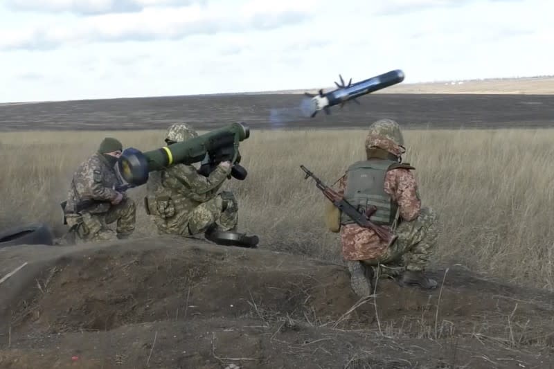 2022年1月12日，烏克蘭軍人操作美製「標槍」（Javelin）反戰車飛彈（AP）