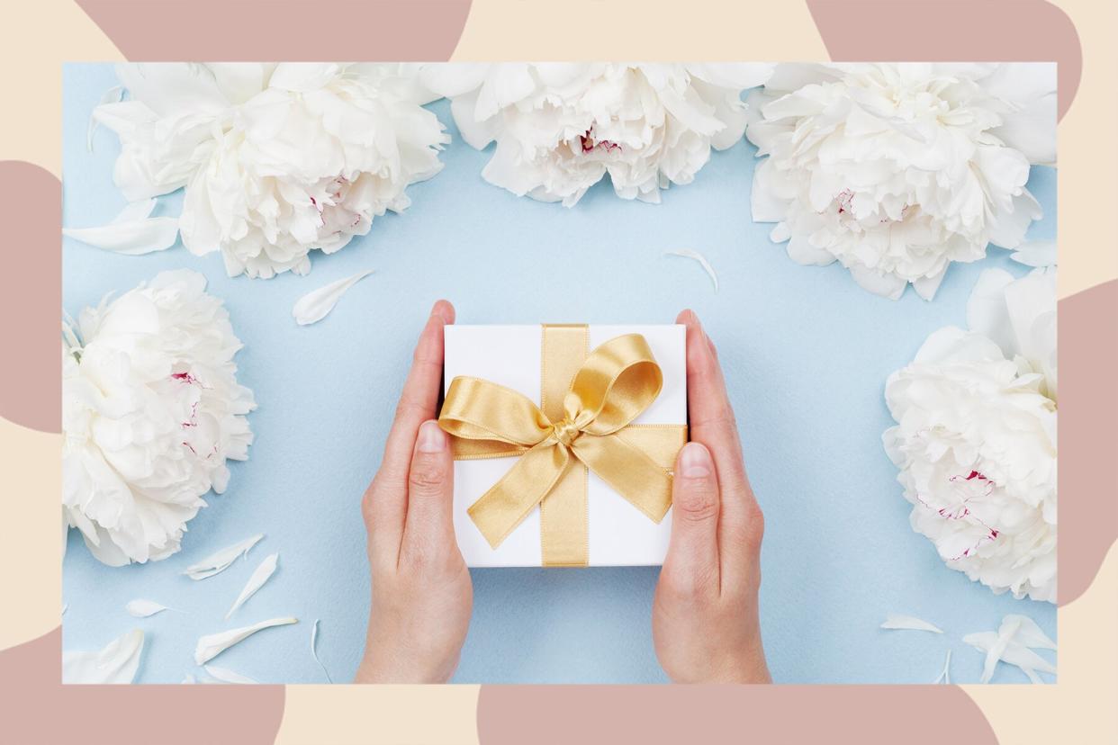 how much to spend on a wedding gift