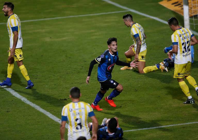 En la Copa Sudamericana 2021, ante Rosario Central, el grito de gol de Javier Altamirano para Huachipato en el Estadio Sausalito de Vina Del Mar, Chile.