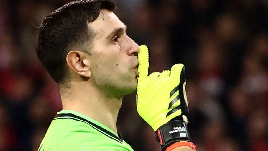 Emi Martinez tells Lille fans to be quiet