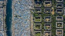 <p>En la imagen, una vista aérea de un barrio pobre y otro de alto poder adquisitivo en Bombay (India). Se trata de una de las fotografías realizadas por Johnny Miller. (Foto: Twitter / @UnequalScenes). </p>