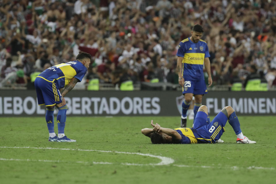 Los jugadores del Boca Juniors de Argentina se lamentan la derrota en la final de la Copa Libertadores ante Fluminense de Brasil en Maracaná, el sábado 4 de noviembre de 2023 (AP Foto/Bruna Prado)