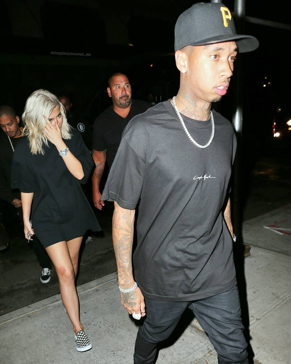 Tyga lució su uniforme de camiseta y pantalones negros.