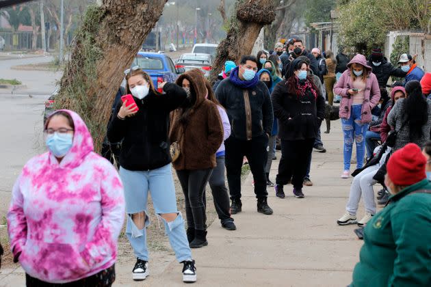 Queues for the Pfizer vaccine in Chile (Photo: JAVIER TORRES via Getty Images)