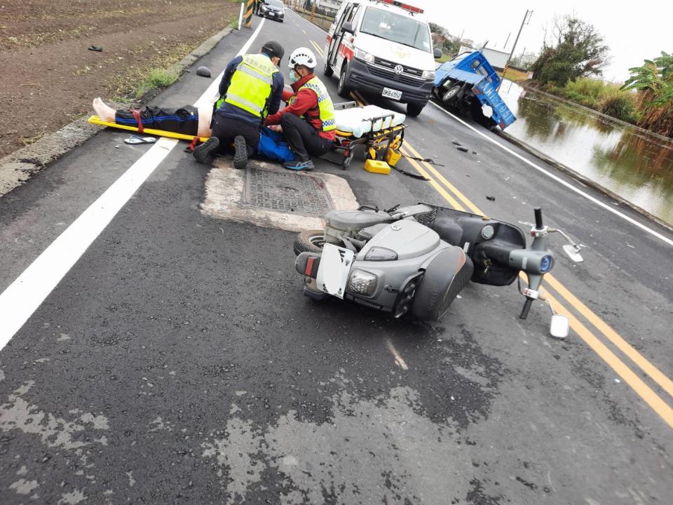 苗栗縣苑裡鎮社苓里8日發生死亡車禍，一名機車騎士行經田中三路、二路口，與一輛小貨車發生碰撞後倒地，經送醫搶救不治。小貨車駕駛酒測值為零，肇事原因待警方釐清。（中央社／民眾提供）