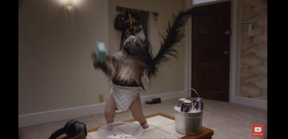 Ein Hundekopf, ein Affenkörper und Babybeine – das ist die neuste Werbefigur aus dem Spot für Mountain Dew, der erstmals beim Super Bowl gezeigt wurde. Das sogenannte Puppymonkeybaby sorgt schon jetzt für Aufsehen im Netz und spaltet die Gemüter: Ist es ein Synonym für "beängstigend" oder aber waren die Macher des Spots auf irgendeiner Droge? Es gibt noch weitere Fälle, bei denen sich die Zuschauer fragen, was das alles überhaupt soll.