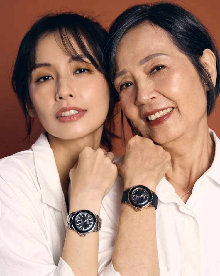 袁艾菲（左）與媽媽同戴MIDO Ocean Star 36.5 海洋之星女士自動腕錶。品牌提供